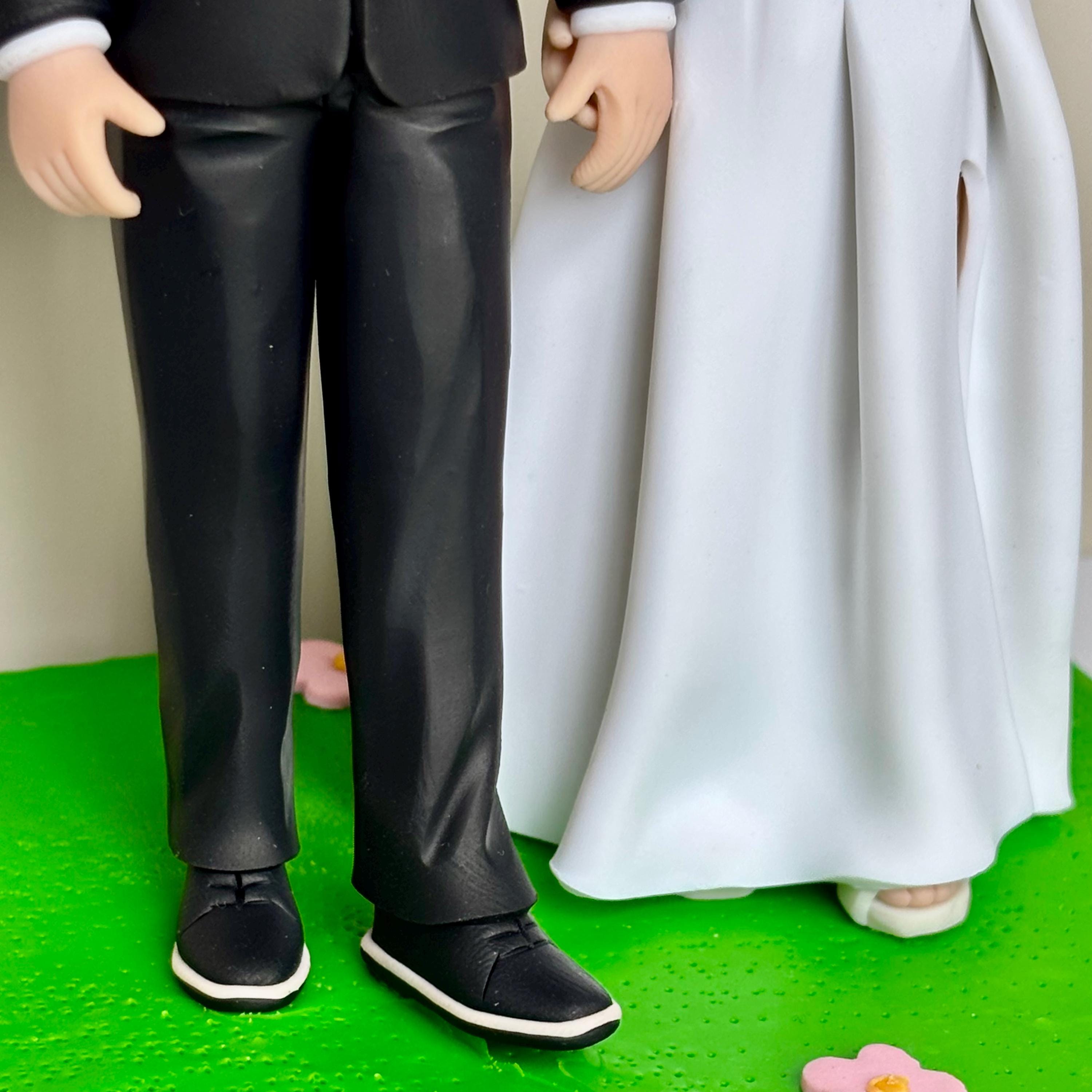 Custom Wedding Cake Topper – Bride and Groom Personalised Bobbleheads, Funny Bobble Head for Weddings