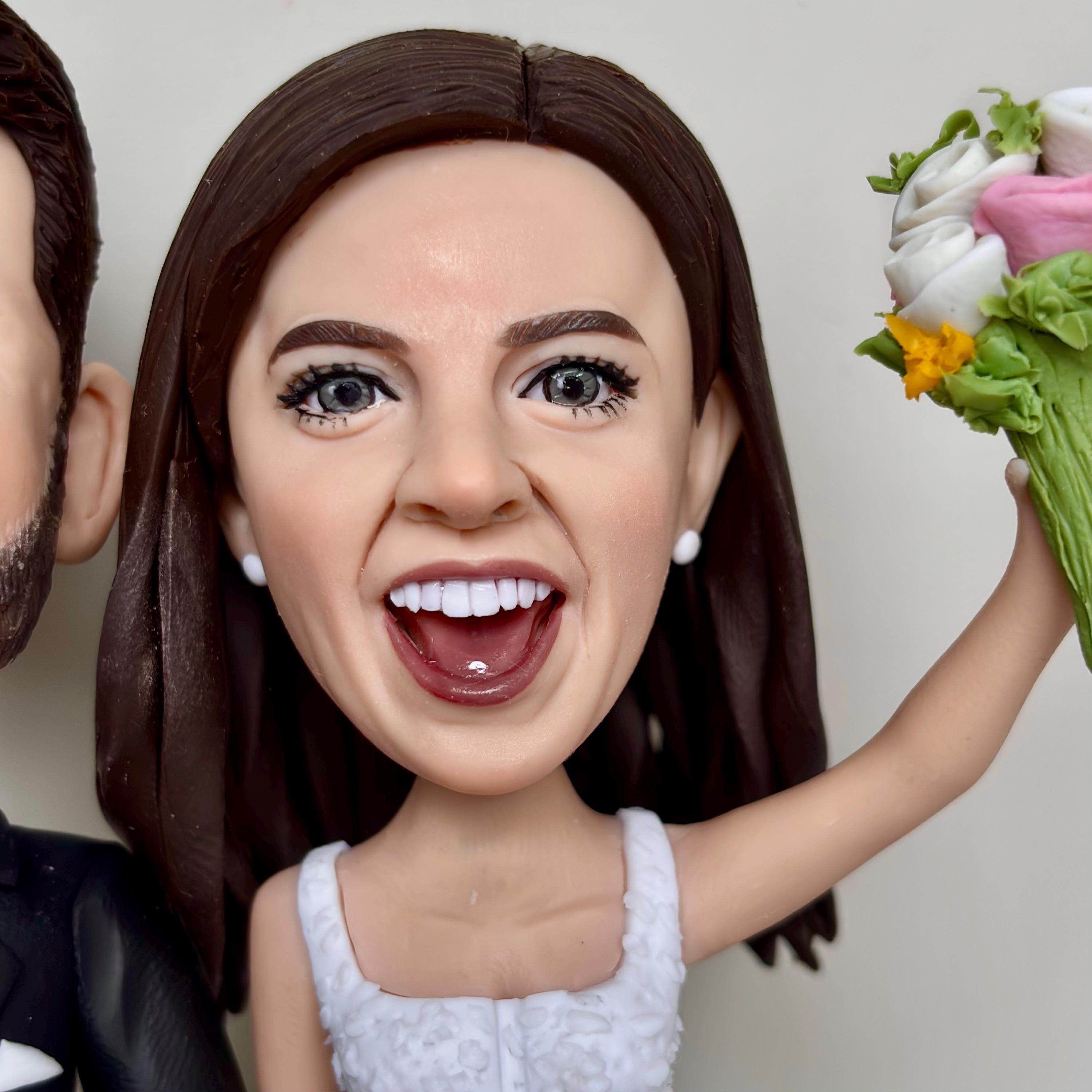 Custom Wedding Cake Topper – Bride and Groom Personalised Bobbleheads, Funny Bobble Head for Weddings