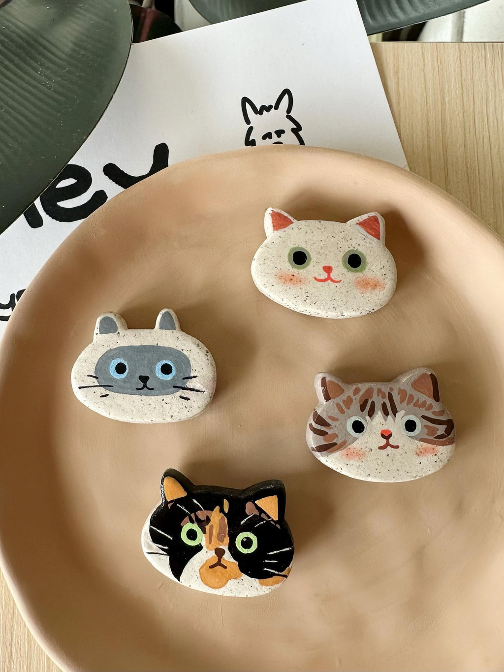 Custom Cat Portrait Keychain – Handmade Stone Clay Magnet, Brooch