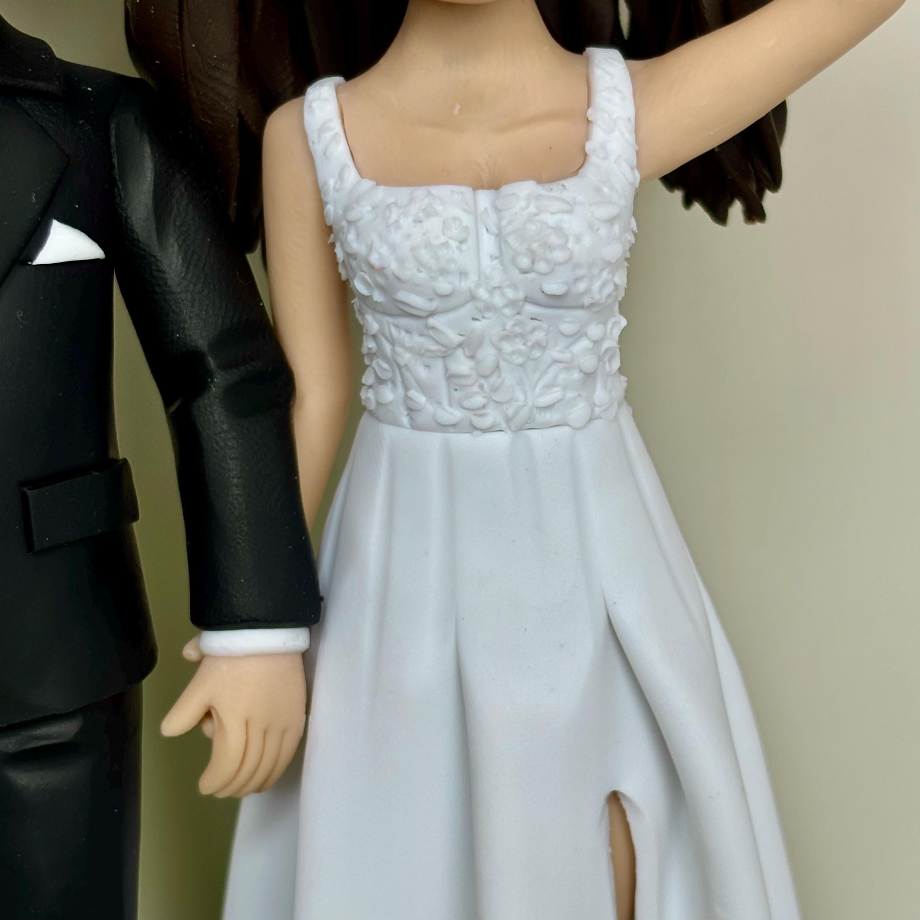 Custom Wedding Cake Topper – Bride and Groom Personalised Bobbleheads, Funny Bobble Head for Weddings